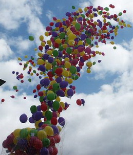 file iinde 750 adet renkli uan balon brakma